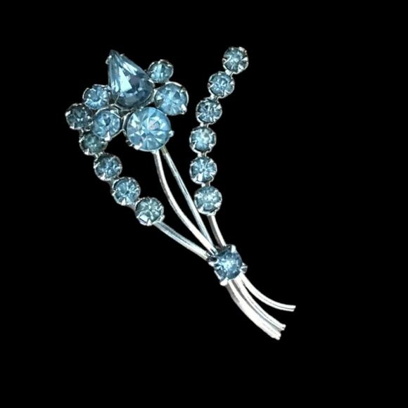 Austrian crystal flower brooch, pin - silver tone and pale blue - Picture 1 of 11